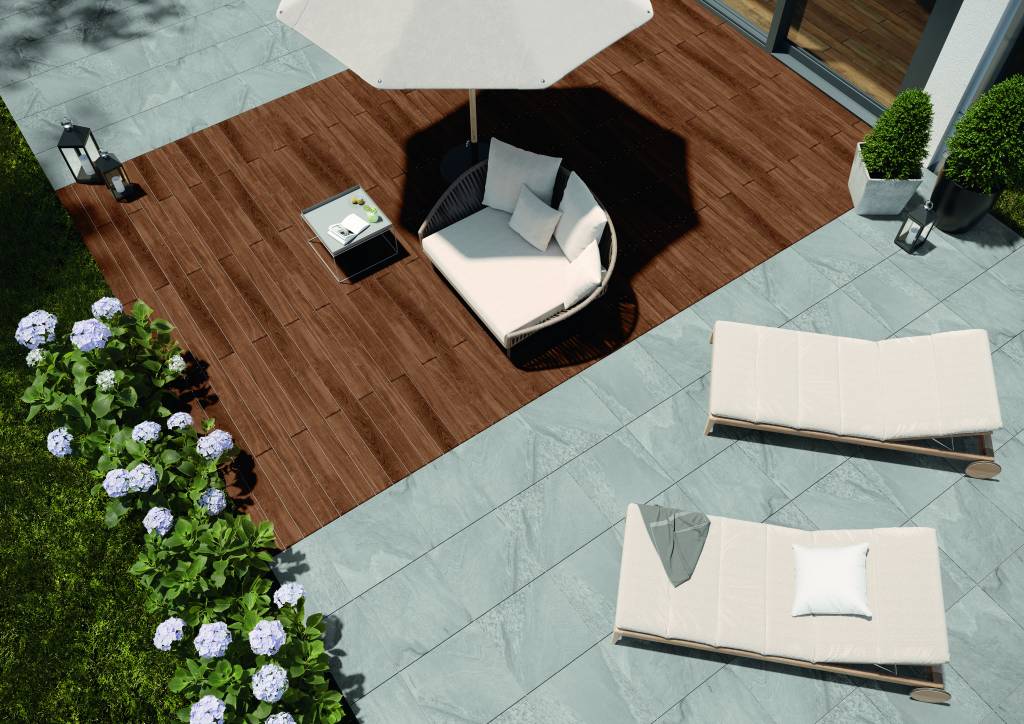 Mit dem neuen Cewo-Deck System von Osmo kann die Terrasse durch die Kombination von Holz und Keramik optisch in verschiedene Bereiche unterteilt werden.