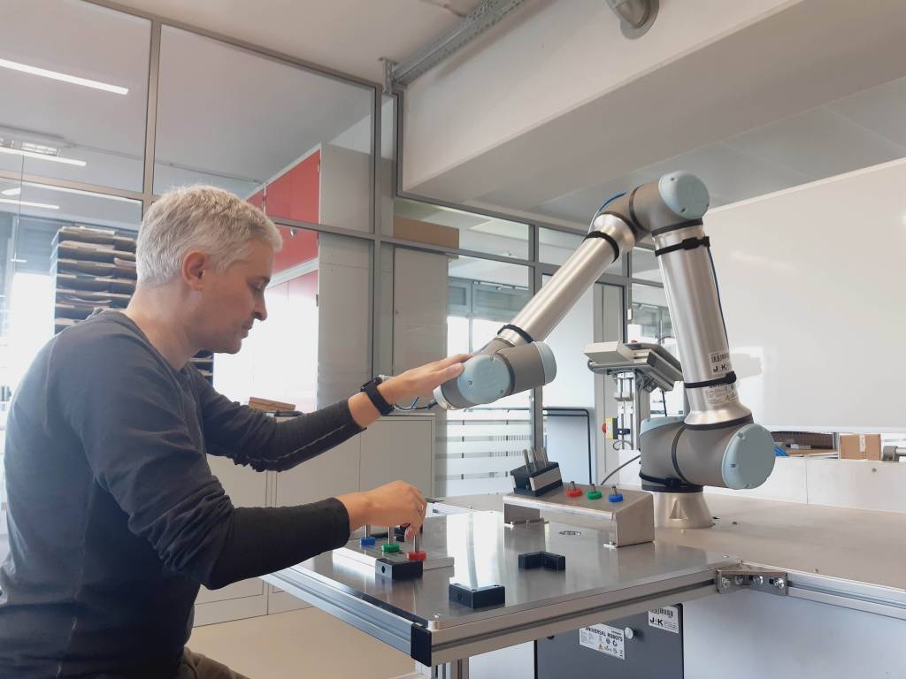 Mensch und Roboter sollen zunehmend Hand in Hand arbeiten. Damit die Zusammenarbeit sicher funktioniert, entwickelt und baut die Firma EKF Demonstrationsanlagen, mit denen die verschiedenen Szenarien erprobt werden können.