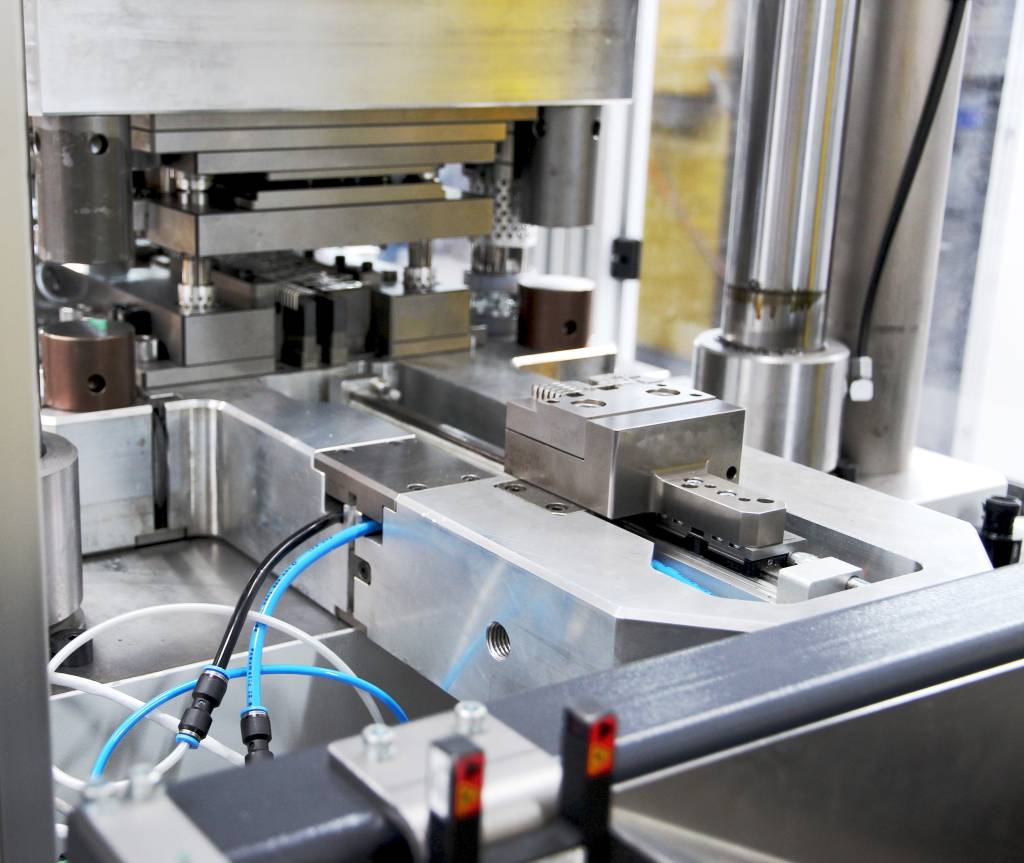 Der automatisierte Fertigungsablauf in den Turnkey-Anlagen von KBS-Spritztechnik für Kunststoffhybridbauteile beginnt mit der Abwicklung der Stanzbänder vom Coil mit entsprechender Ausrichtung und Zuführung in das Stanz/Biege-Werkzeug.