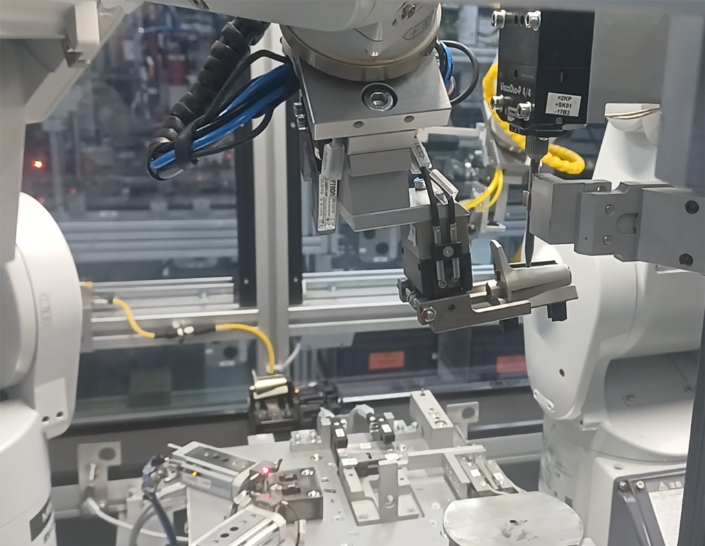 Die intuitive und herstellerunabhängige Programmierung der Bewegungsbahnen macht die roboter basierte Automatisierung nicht nur einfacher, schneller und effizienter. Es lassen sich auch Anwendungen realisieren, die bisher nicht möglich waren.