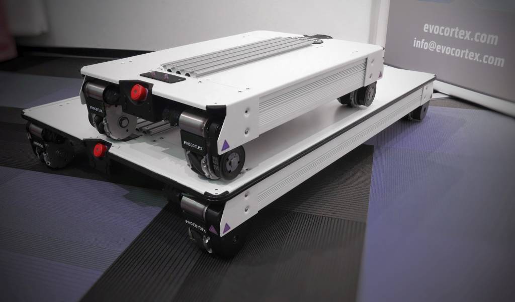 Die autonomen mobilen Roboter von Evocortex benötigen kein vorinstalliertes Leitsystem, sondern orientieren sich stattdessen an Unregelmäßigkeiten im Hallenboden.