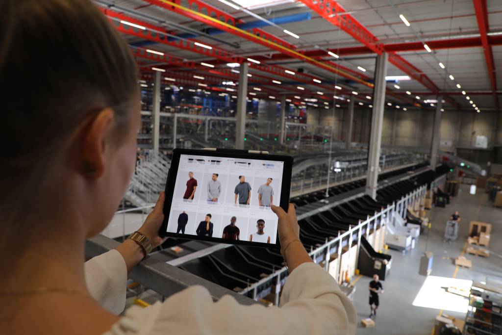 Im Fulfillment Center des Online-Modehändlers ASOS ermöglicht eine hochautomatisierte Logistikanlage, Onlinebestellungen schnellstens zu bearbeiten.