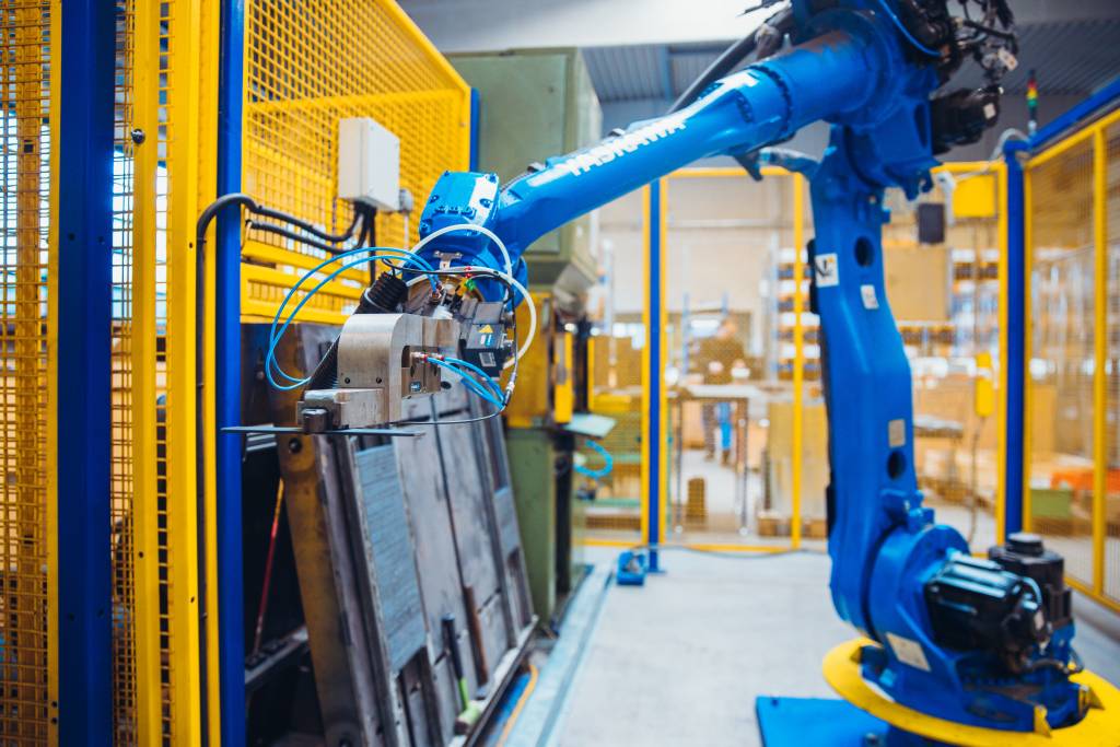 Schon seit 2015 übernehmen drei Roboter aus der Motoman-MH-Reihe von Yaskawa bei Rohrbefestigungen Hammerschmid unterschiedliche Handlingsaufgaben.