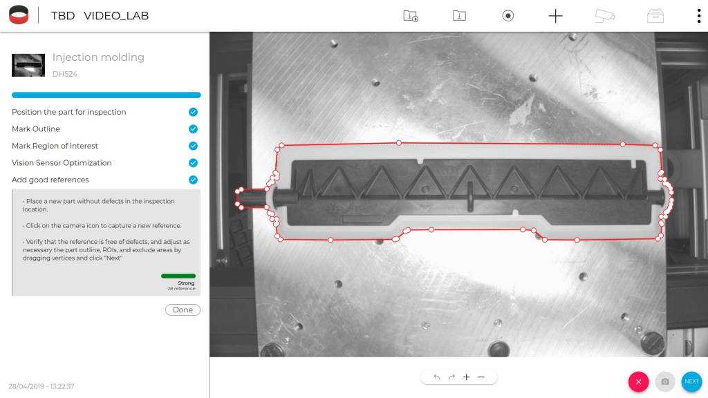 Bild 1 | Das autonome Bildverabeitungssystem Inspekto S70 erkennt Fehler an Kunststoffteilen bereits nach dem Anlernen weniger Musterteile. Das System findet dank KI selbst die richtigen Parameter (Beleuchtung, Blende…) für eine zuverlässige Inspektion der Teile.