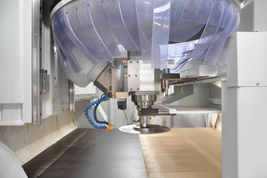 Mit dem CNC-Bearbeitungszentrum werden Platten in Größen bis zu 6.000x2.000mm komfortabel und automatisiert gefertigt.