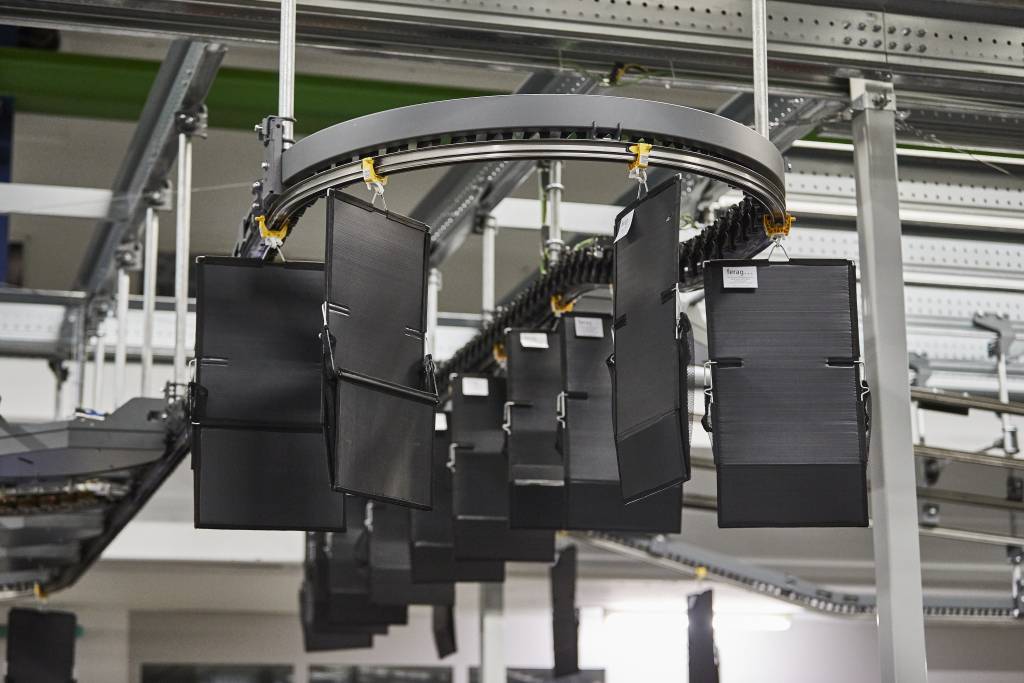 Das Taschensorter-System Skyfall von Ferag ist das Herzstück für die automatisierte Abwicklung des Bestell- und Retourenprozesses. 125 000 Taschen werden in Dettelbach installiert.