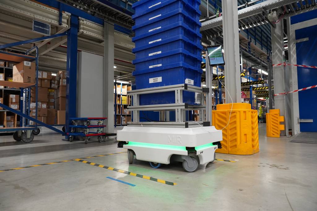 Bei TTI kommen autonome mobile Einheiten im Wareneinund -ausgang zum Einsatz. Während die AMRs von Mobile Industrial Robots große Wannen, leichte Kunststoffboxen und sperrige Regale transportieren, kümmern sich die selbstfahrenden Stapler von Bila um die Paletten.