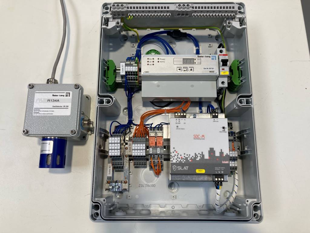 Bild 1 I GasDetector IR 220 mit Auswertgerät GMC 8022 und der Mikro DC-USV SDC-M zur Sicherung gegen Netzstörungen und Verhinderung von Fehlalarmen.