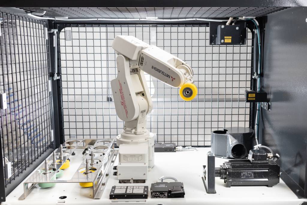 Der RoboGrinder setzt auf robuste KI, um einen bisher rein händischen Schleifprozess zu automatisieren.