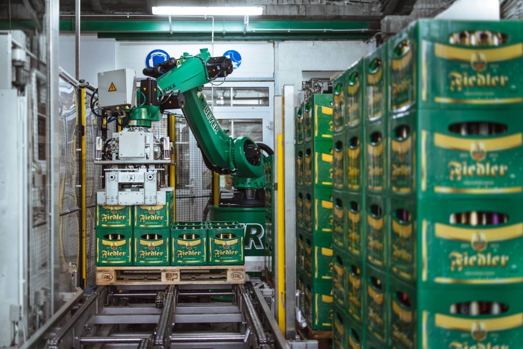 Kuka will dem enormen Automatisierungsbedarf der Konsumgüterindustrie mit passenden Lösungen begegnen: Hier palettiert ein Roboter Bierkästen.