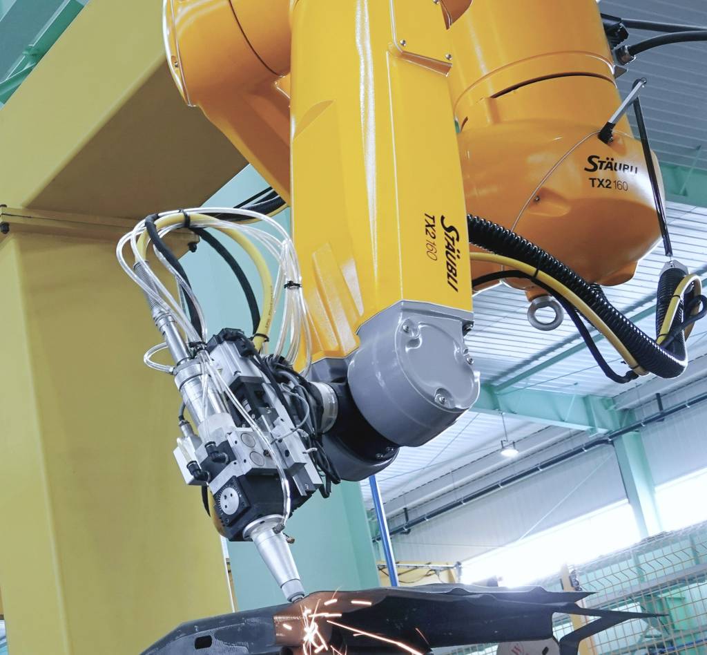 Stäubli präsentiert den neuen Laser-Schneidroboter TX2-160L HDP auf der Automatica 2022.