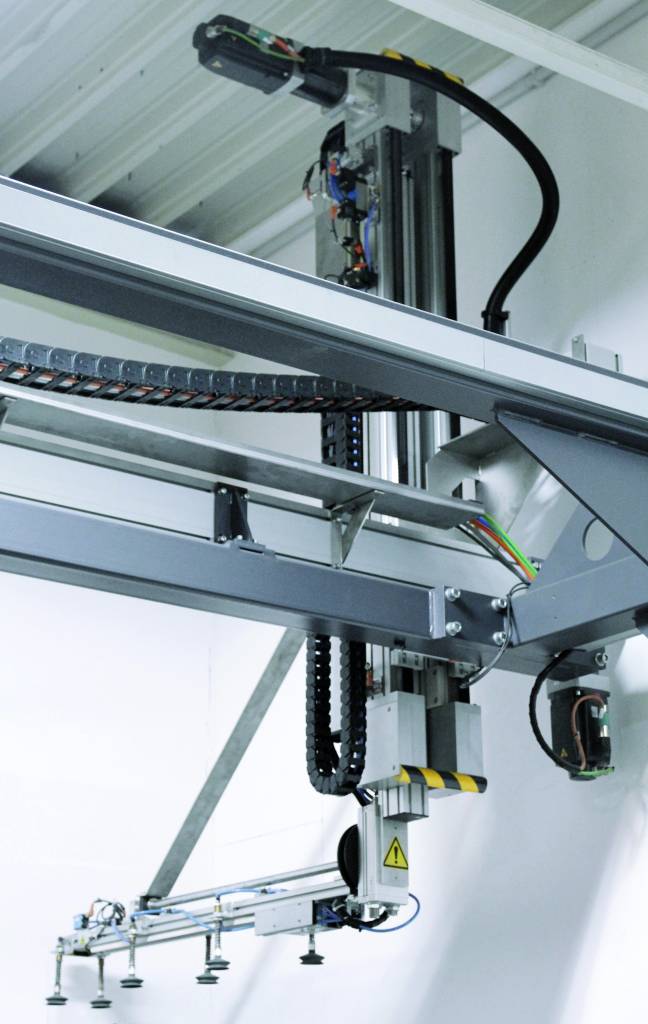 Das Linienportal von Rollon sorgt bei Wink Stanzwerkzeuge für die automatische Bereitstellung des Verpackungsmaterials.