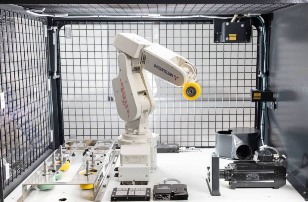 Der RoboGrinder setzt auf vertrauenswürdige KI, um einen bisher rein händischen Schleifprozess zu automatisieren.