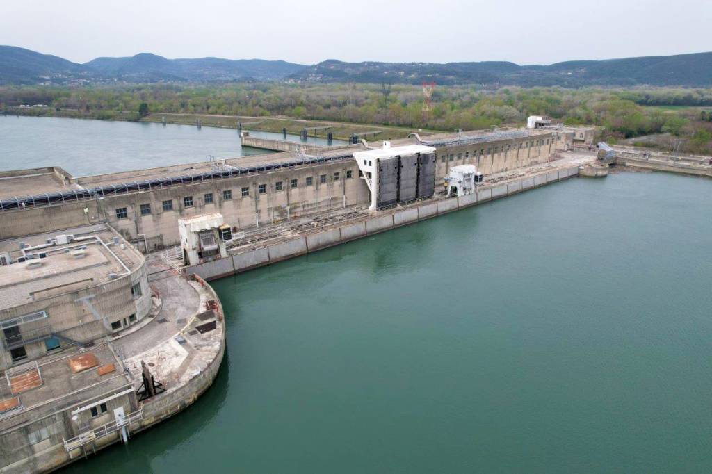 Am Wasserkraftwerk im südfranzösischen Châteauneuf du Rhône erfolgten im Jahr 2021 Erhaltungsarbeiten, in deren Zuge ein neues Energieführungssystem implementiert wurde.