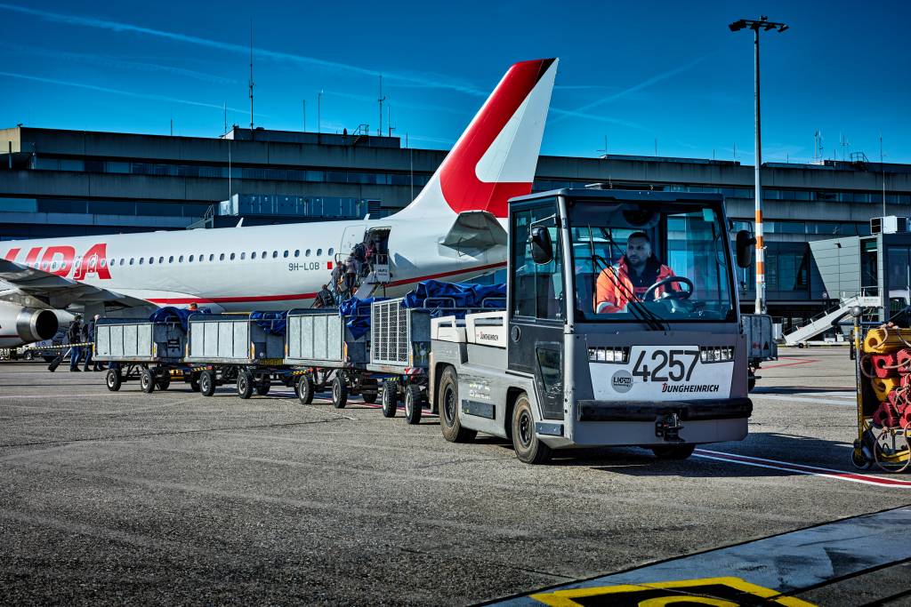 Am Köln-Bonner Flughafen bringen sechs Jungheinrich Elektro-Sitzschlepper mit Lithium-Ionen-Technologie das Reisegepäck leise, komfortabel, sicher und emissionsfrei von der Abfertigung zum Flugzeug.