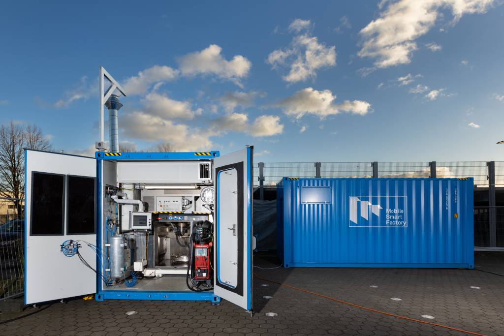 Die Mobile Smart Factory besteht aus zwei Containern. Einer mit der Anlage für die additive Fertigung und die Fräsarbeiten sowie dem Peiseler-Rundtisch zur Positionierung der Werkstücke (links im Bild). Der andere Container dient zur Arbeitsvorbereitung.