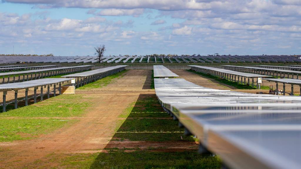 Bild 1 I Im australischen Bundesstaat New South Wales hat RWE Renewables Australia mit Limondale ein Photovoltaik-Kraftwerk errichtet, das auf 900 Hektar mit circa 872.000 PV-Modulen genug Leistung erbringt, um über 100.000 Haushalte mit grünem Strom zu versorgen.