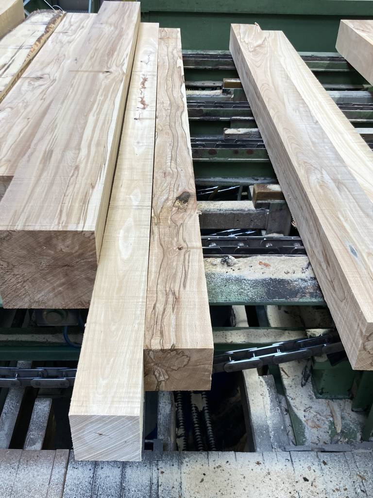 Das Kernholz der Buche (Buchenholz niedriger Qualität) wird derzeit meist als Brennholz oder Lagerholz verwendet.