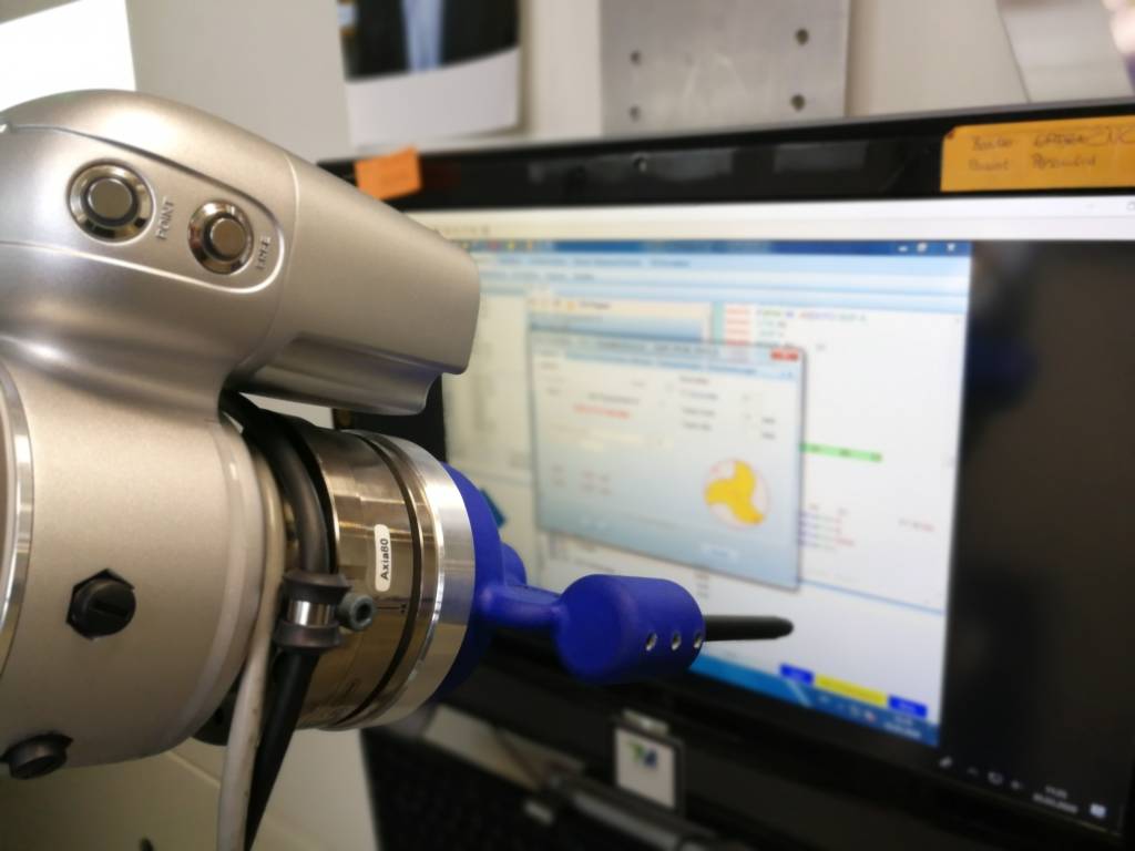 Eine an einem Omron-Roboter befestigte Kamera liest mit der Software Opdra von VisCheck die Informationen auf einem Bildschirm aus und kann mithilfe individueller Programmierung dem Roboter einen entsprechenden Befehl geben.