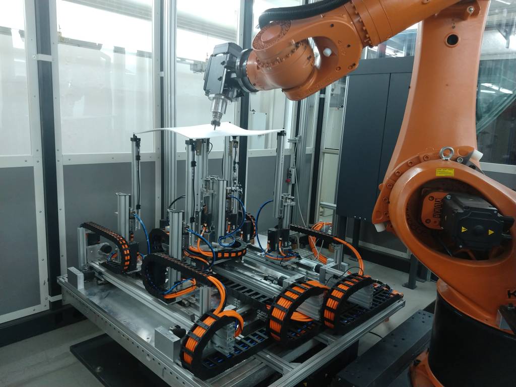 Industrieroboter mit automatisiert rekonfigurierbarer Werkstückaufspannung am ISW