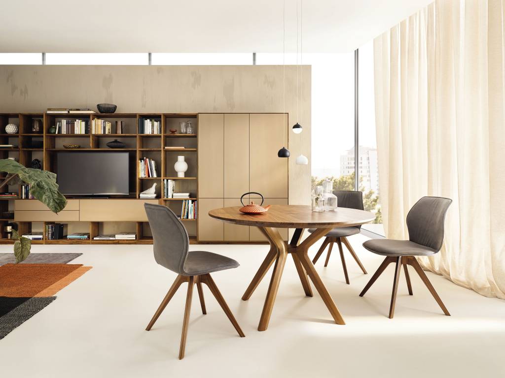 Wohnraumgestaltung mit großen Glaselemente werden Holzmöbel besonders anfällig für Verfärbungen.