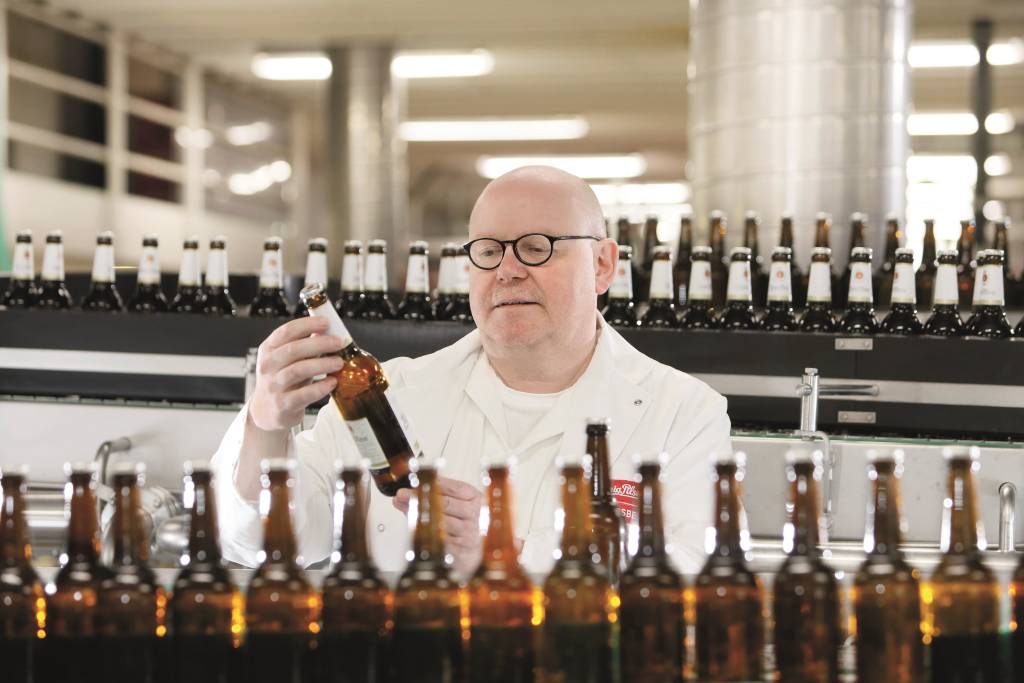 In der Duisburger König-Brauerei werden stündlich 50.000 Flaschen mit unterschiedlichen Biersorten befüllt.