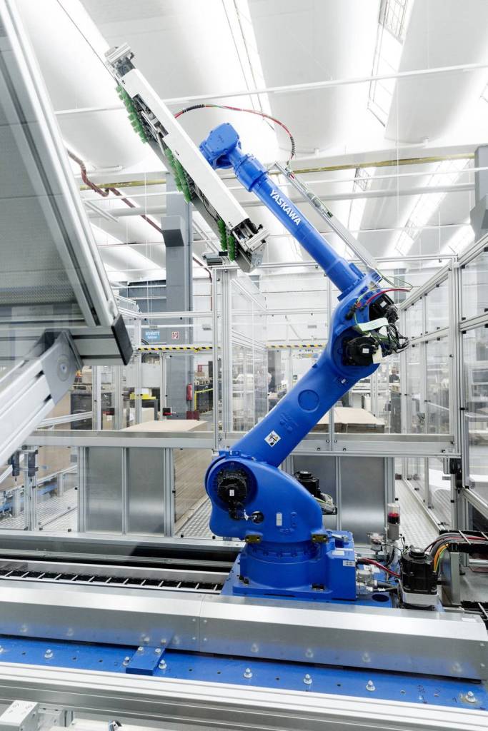 Größere Motoman-Roboter mit der Steuerung YRC1000 sind in der Lage, kinetische Energie ins Netz zurückzuspeisen.
