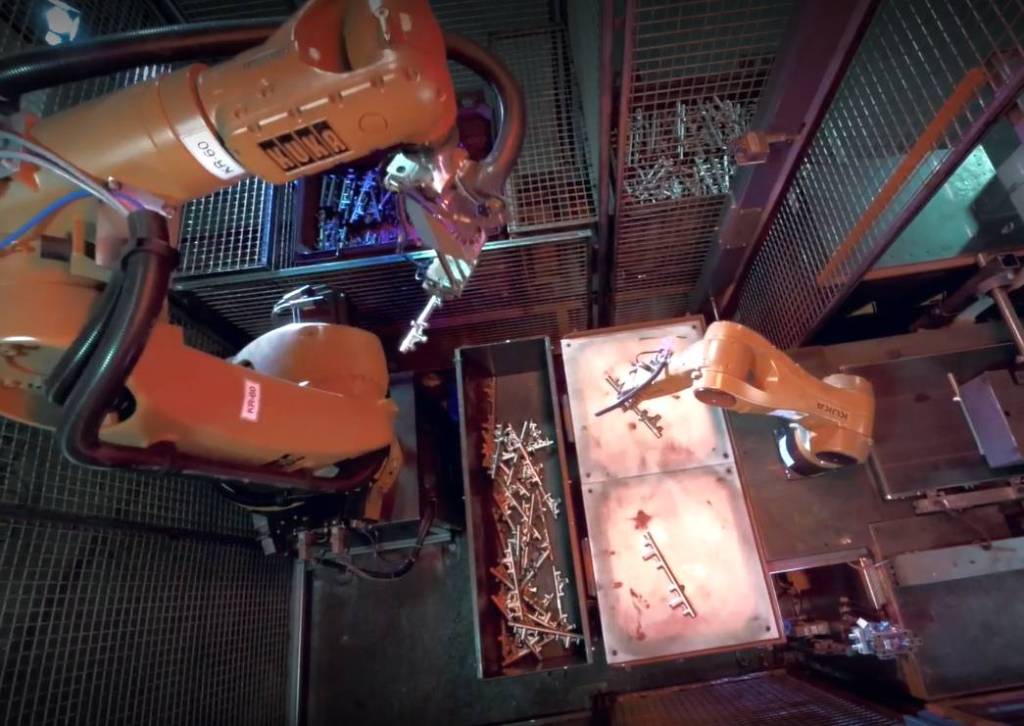 Die Bin-Picking-Lösung von Scape Technologies im Heyco-Werk Süd greift auf zwei Roboter zurück, einen Bin Picker und einen Line Feeder.