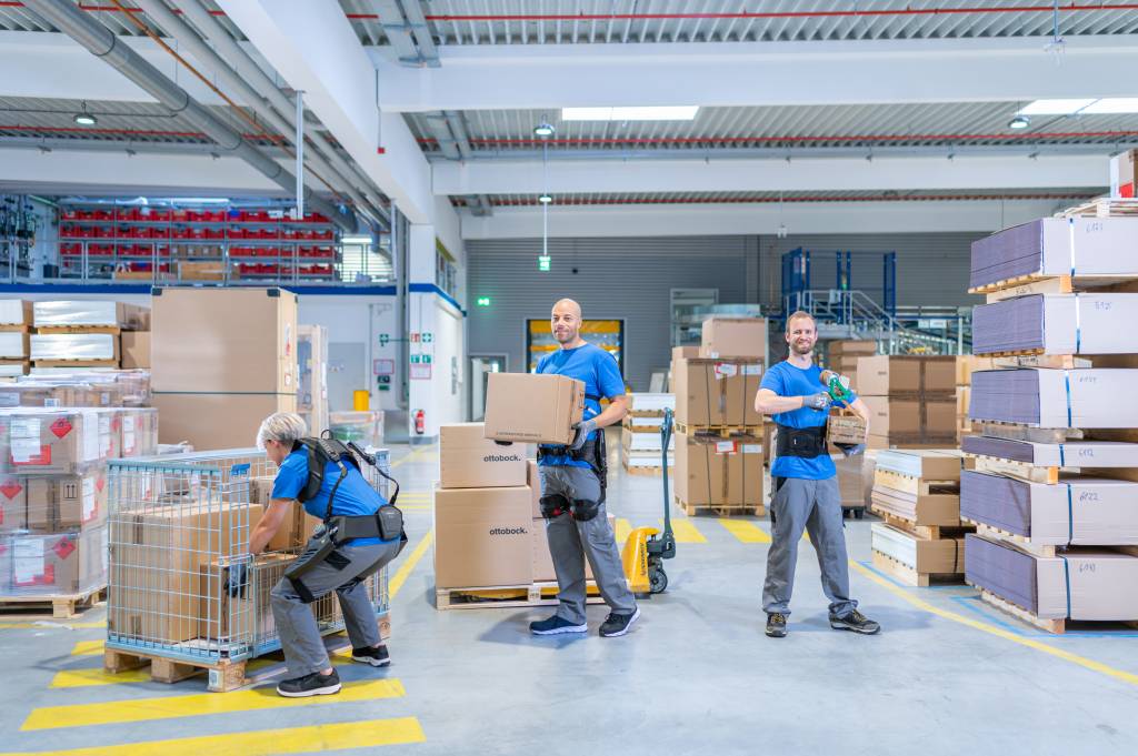 Drei Rückenlösungen entlasten Beschäftigte in Logistik und Handel: Ottobock Back für stationäre Aufgaben, BackX für dynamische Tätigkeiten und Soft Back für stehende Arbeitsplätze.