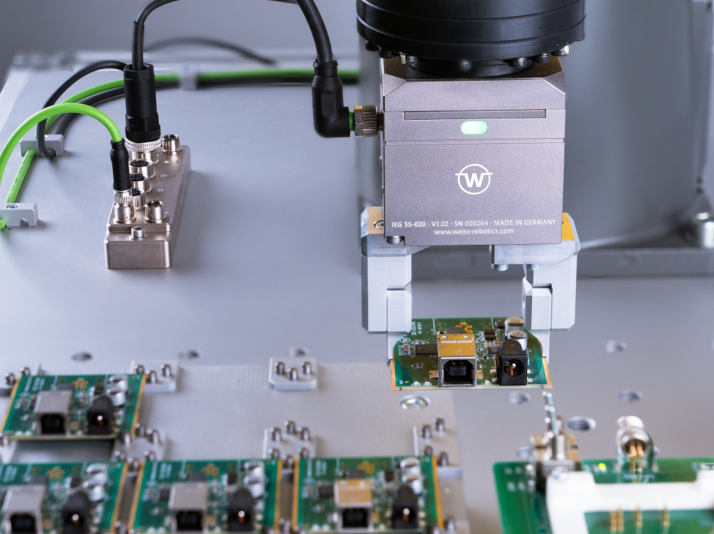Die Griplink-Lösung von Weiss Robotics arbeitet als smartes Bindeglied zwischen Roboter und Greifer.