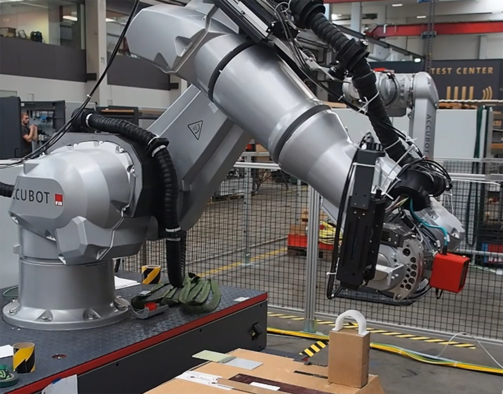 Im EUREKA-Projekt ATTIC ermöglichte die flexible Roboter-gestützte Inspektionsanlage von Fill die Anwendung von THz-Imaging für Faserverbundteile, auch wenn diese gekrümmt oder frei geformt sind.
