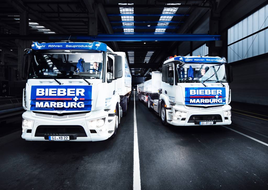 Die Fahrer von Bieber + Marburg sind mit mehr als 40 eigenen Lkw unterwegs, um die metallverarbeitende Industrie in der Region Gießen mit dem kompletten Stahlsortiment zu beliefern.