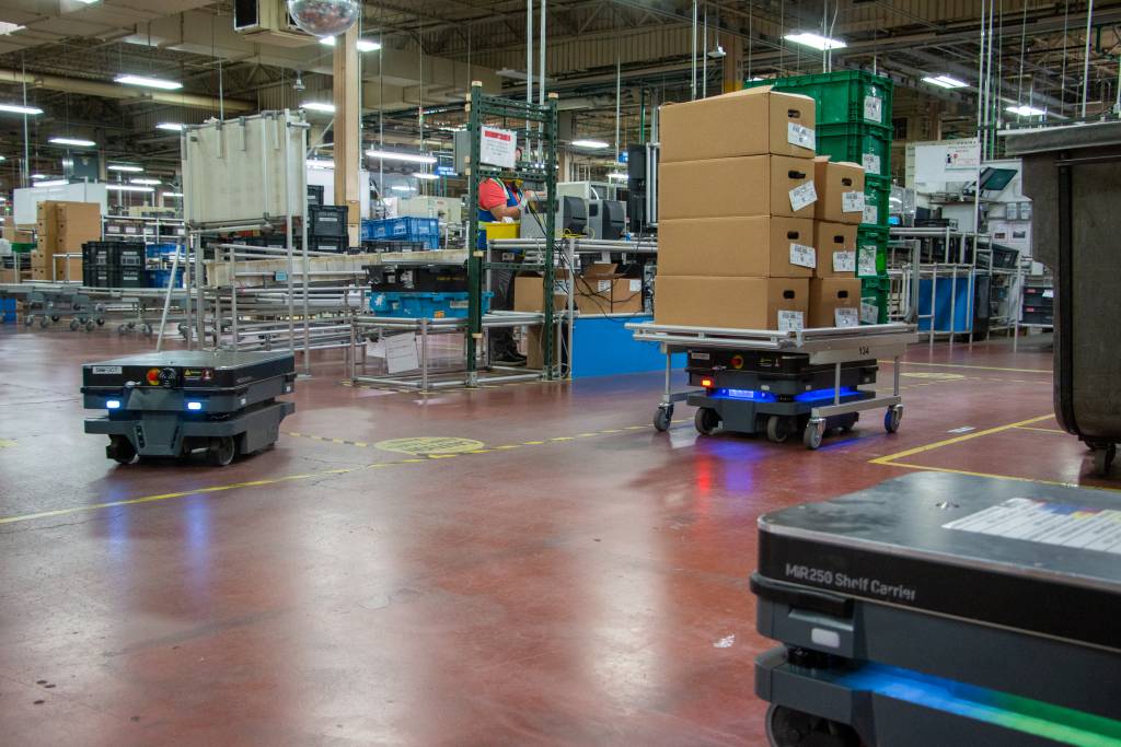 MiR250-Roboter überzeugen bei Denso durch ihre hohe Geschwindigkeit und Traglast beim Transport schwerer Metallteile sowie der Fähigkeit in engen Räumen zu navigieren.