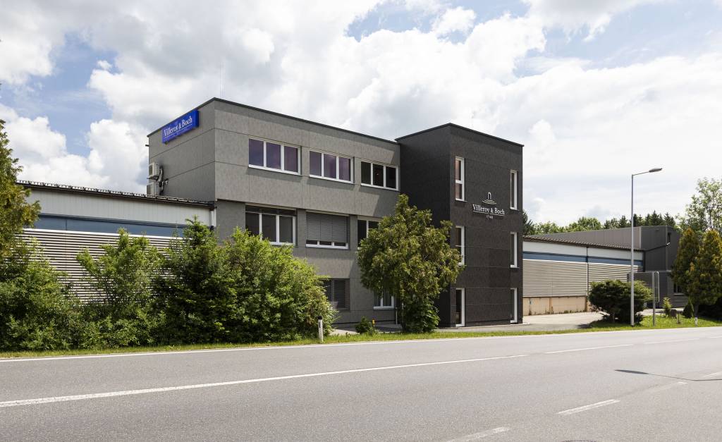 Im österreichischen Mondsee befindet sich der zentrale Produktionsstandort für hochwertige Badmöbel von Villeroy & Boch.