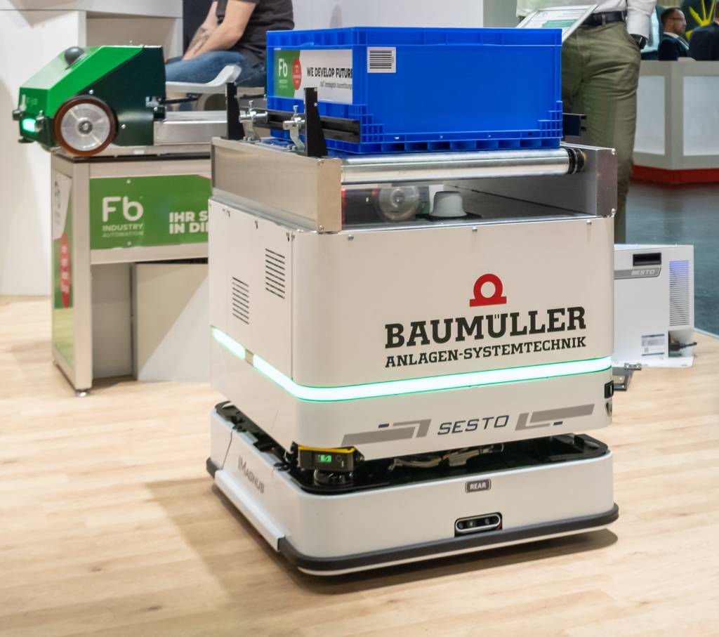 Auf der LogiMAT in Stuttgart zeigt Baumüller die Be- und Entladung eines Regalshuttles als AMR-Anwendung