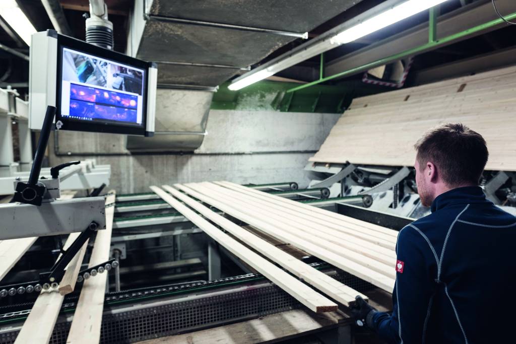Fußbodendielen gehören zu den Produkten, die Binderholz am Standort Fügen mit Hilfe der Infrarotmesstechnik von Optris produziert. Überwachung des Prozesses über einen großen Live-Monitor.
