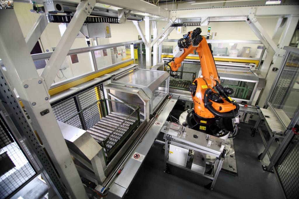 Eine ergonomische Automationslösung von Boll Automation für die roboterbasierte Entnahme von schweren Rohren ist bei Daimler im Einsatz.
