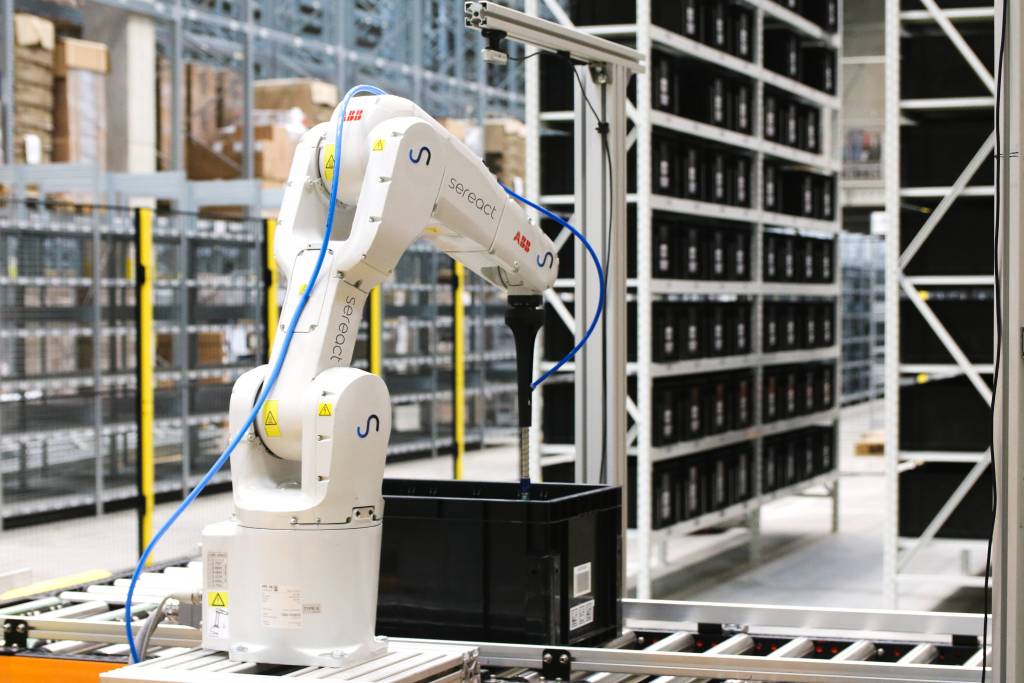 Die KI-gestütze Robotik-Software von Sereact automatisiert Kommissionier- und Packprozesse vollständig.