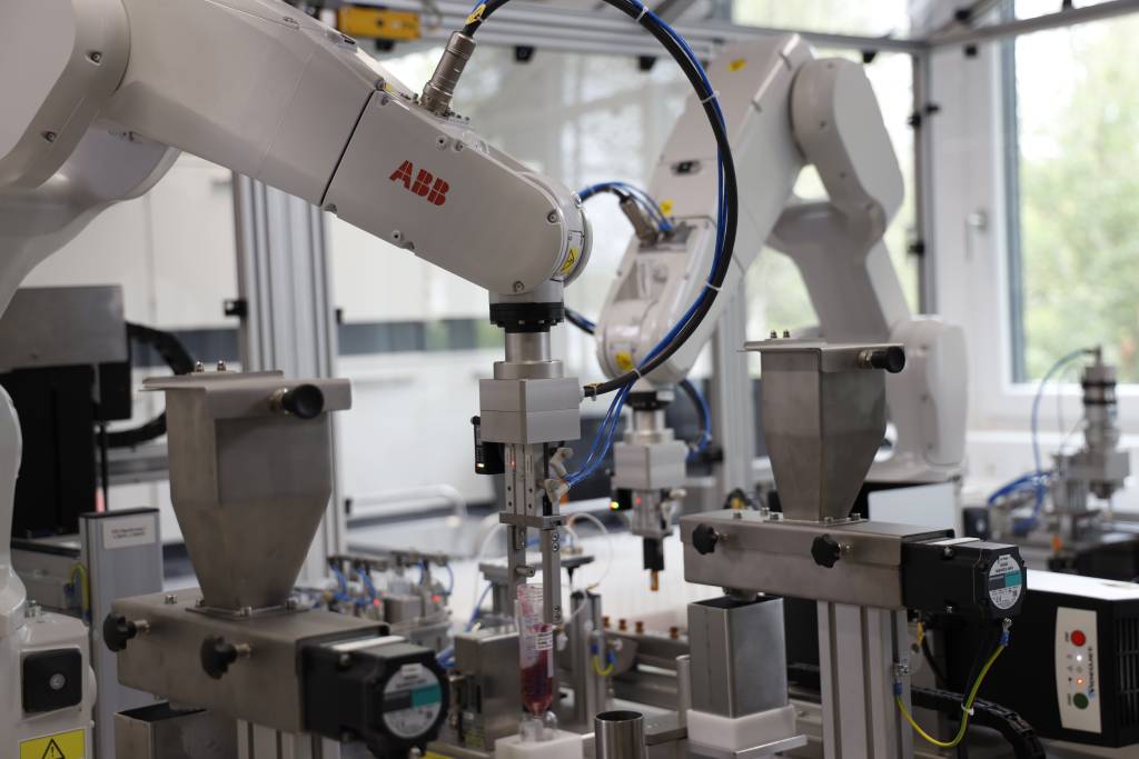 Einer der IRB 1200-Roboter übernimmt das Durchmischen der Proben. Die kreisenden Bewegungen durch den Roboter simulieren dabei den im manuellen Prozess eingesetzten Vortexer.