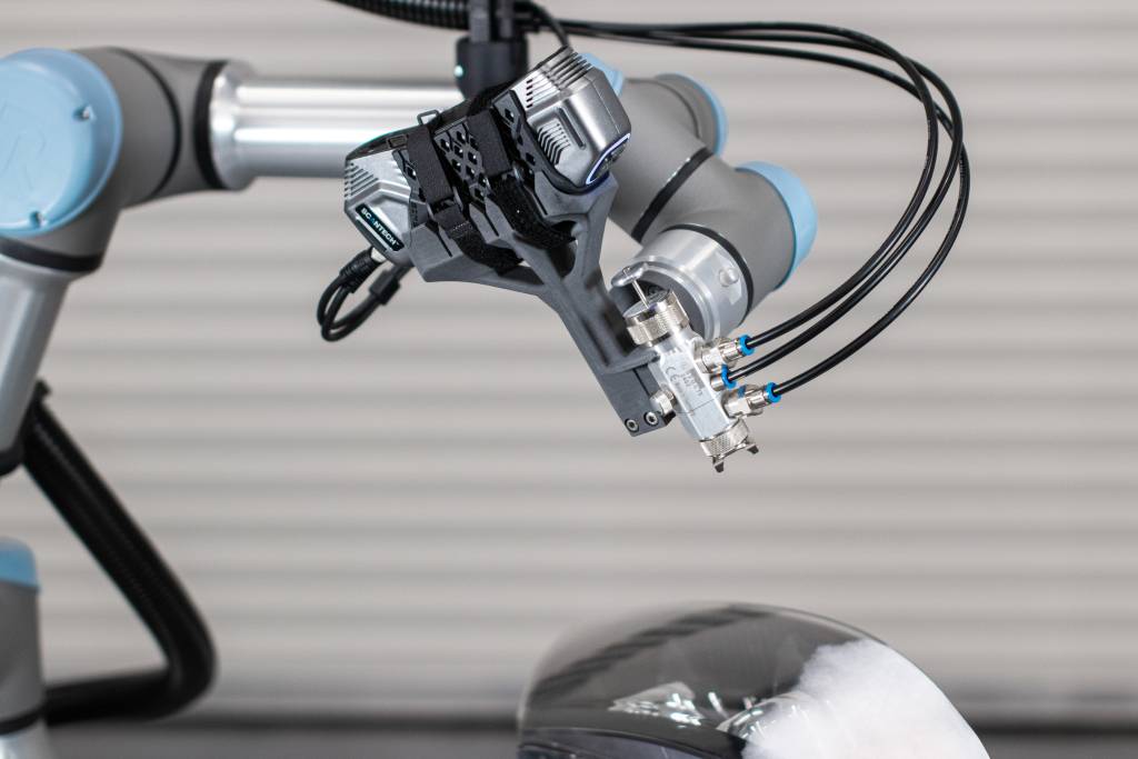 Bild 1 | Beim optischen Messsystem PAM M mit Sprayingerweiterung trägt ein Cobot vor dem Scannen automatisiert über eine Düse eine dünne Schicht eines Scanningsprays auf.