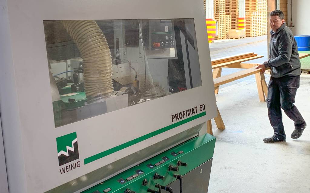 Florian Nömmer ist einer von insgesamt 47 Mitarbeitern bei Weiss. Der gelernte Möbelschreiner ist dort für das Schnittholz zuständig. Er arbeitet mit der Kehlmaschine Profimat und ist von ihrem hohen Bedienkomfort überzeugt.