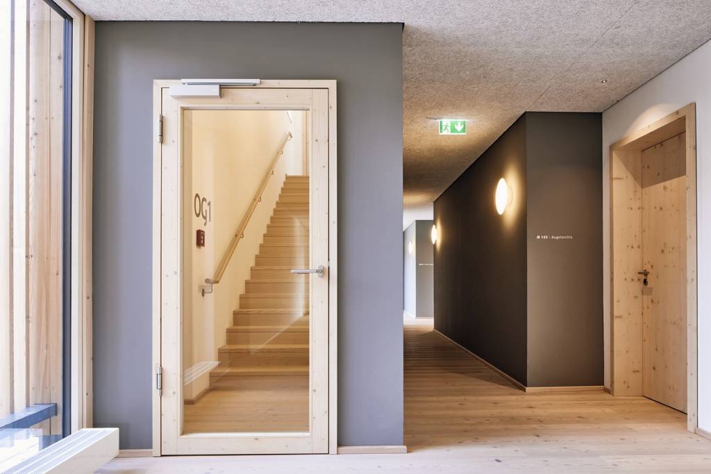 Der Zugang zum Treppenhaus erfüllt als T30 Brandschutz-Massivholz-Rahmentür mit Schallschutz Rw = 32 dB alle erforderlichen Sicherheitsstandards.