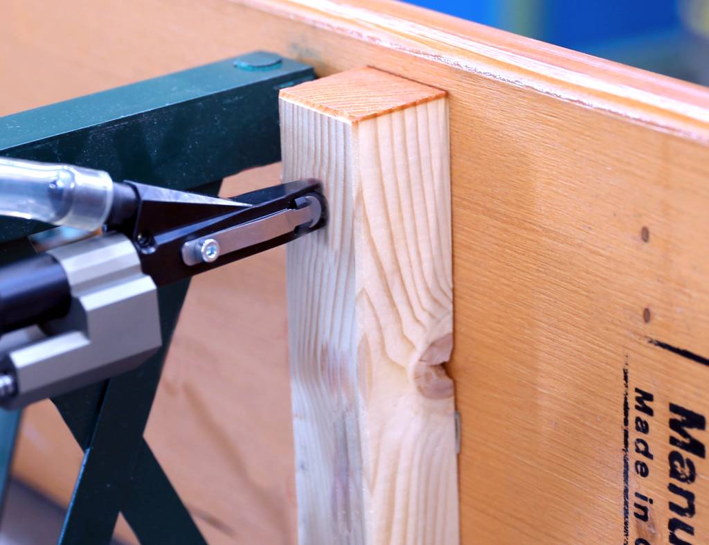Bei Verschraubungen in Holz ist eine Fluktuation der Drehmomente aufgrund der unterschiedlichen Beschaffenheit des natürlichen Materials gegeben.