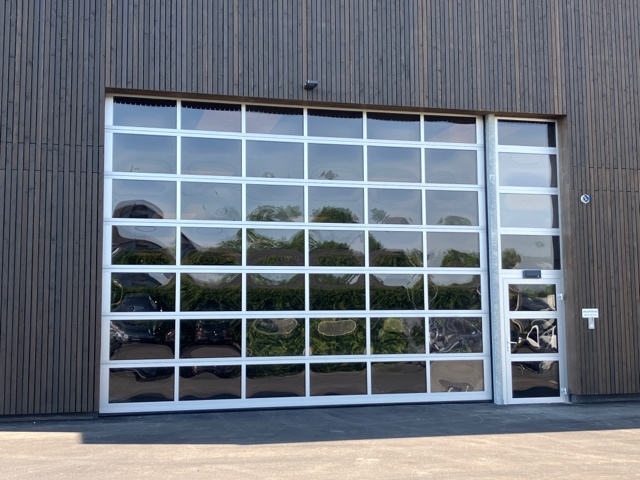 Die dunkle Dreifachverglasung sowie die thermisch getrennten Profile halten Blicke draußen und Wärme im Gebäude.