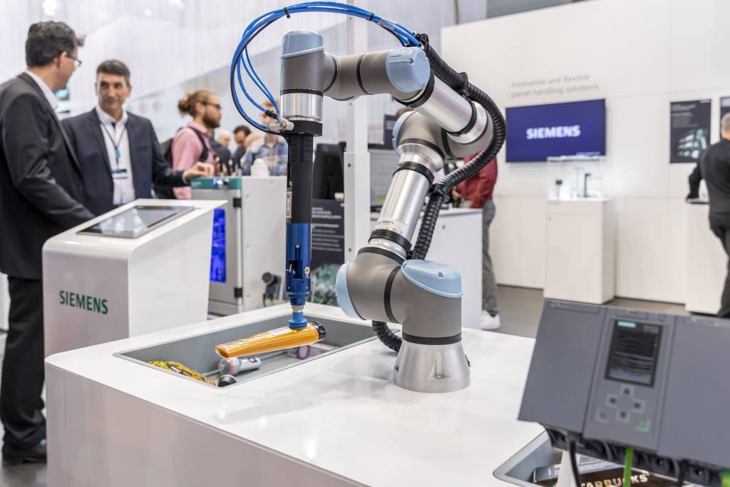 Ein Kommissionier-Cobot bei der Arbeit: Mithilfe von Simatic Robot Pick AI von Siemens wird ein Cobot zum smarten Kommissionierroboter, der beliebige Objekte handhaben kann. Das Einrichten dauert laut Hersteller weniger als 30 Minuten.