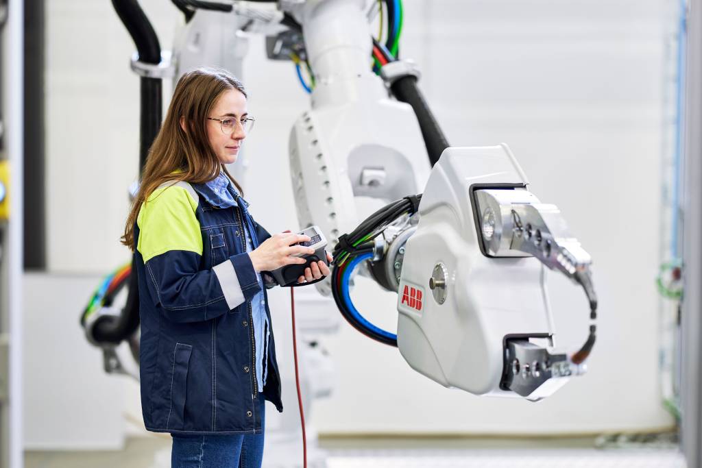 Die Großroboter von ABB mit den Bezeichnungen IRB 6710, IRB 6720, IRB 6730 und IRB 6740 decken Traglasten von 150 bis 310kg ab und sind in Reichweiten von 2,5 bis 3,2m erhältlich.