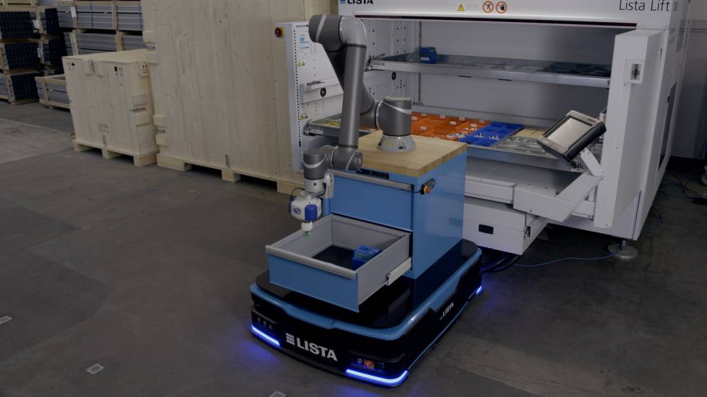 Auf den AMR von Lista montierter Cobot von Techman Robot übernimmt den Warentransfer aus dem Lista Lift.