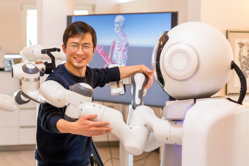 Forschungszentrum Geriatronik am Standort Garmisch; Die wissenschaftlichen Mitarbeiter der Leuchtturminitiative Geriatronik der Munich School of Robotics and Machine Intelligence (MSRM), Technische Universitaet Muenchen (TUM), mit dem Roboter GARMI; fotografiert in den Raeumen des Zentrums in Garmisch am 17.02.2020; Foto: Astrid Eckert, TU Muenchen; Verwendung frei fuer die Berichterstattung ueber die TUM bei Nennung des Copyrights / Free for use in reporting on TUM, with the copyright noted