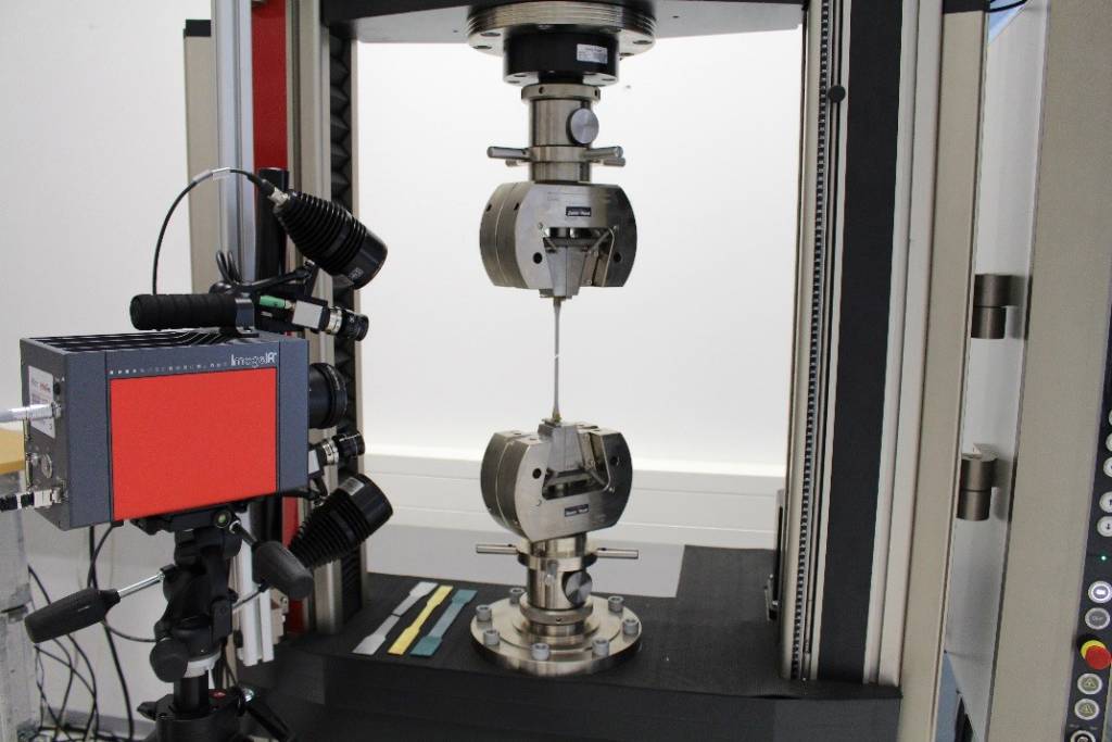 Bild 1 | Aramis System und InfraTec IR-Kamera bei der Analyse eines Zugversuches.