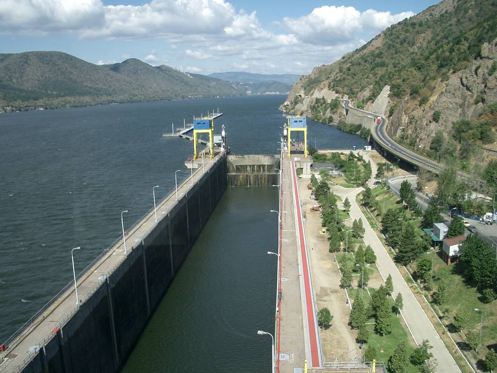 Bei der Instandsetzung der Donauschleuse „Eisernes Tor“ in Rumänien führt DSD Noell als Unterlieferant einige der anspruchsvollsten Teilarbeiten aus, darunter die Erneuerung des Hubtores am Mittelhaupt (36m x 16m, ca. 1.000 Tonnen und die Erneuerung der hydraulischen Antriebe und der elektrischen Steuerung